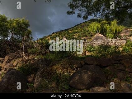 Lotuko Stamm Dorf mit reetgedeckten Häusern, Central Equatoria, Illeu, South Sudan Stockfoto