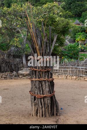 Generation pole errichtet während der Initiationsriten in Lotuko Stamm, Central Equatoria, Illeu, South Sudan Stockfoto