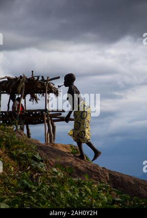Lotuko trive Frau Rauchen einer Pfeife, Central Equatoria, Illeu, South Sudan Stockfoto