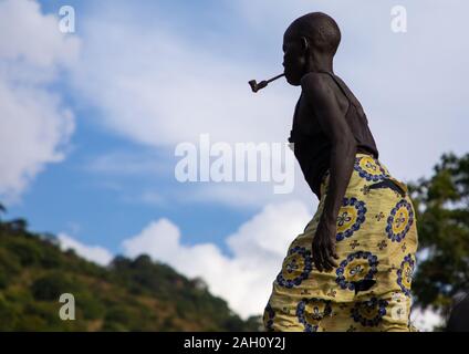 Lotuko trive Frau Rauchen einer Pfeife, Central Equatoria, Illeu, South Sudan Stockfoto