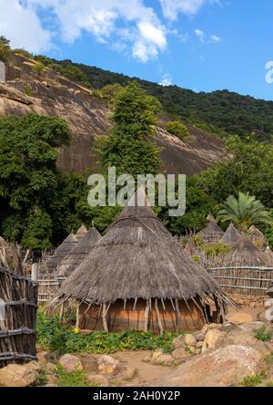 Lotuko Stamm Dorf mit reetgedeckten Häusern, Central Equatoria, Illeu, South Sudan Stockfoto