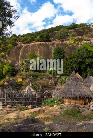 Lotuko Stamm Dorf mit reetgedeckten Häusern, Central Equatoria, Illeu, South Sudan Stockfoto