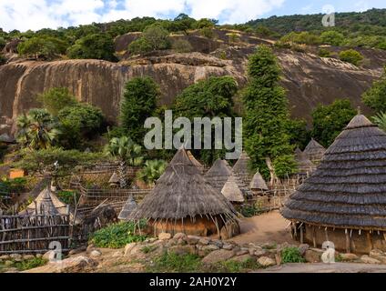 Lotuko Stamm Dorf mit reetgedeckten Häusern, Central Equatoria, Illeu, South Sudan Stockfoto