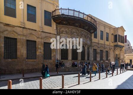 Kairo, Ägypten - 14. Dezember 2019: Fassade der Osmanischen Zeit historische Mohamed Ali Sabil Gebäude, Moez Street, Nahassen Bezirk, mittelalterliche Kairo, Ägypten Stockfoto