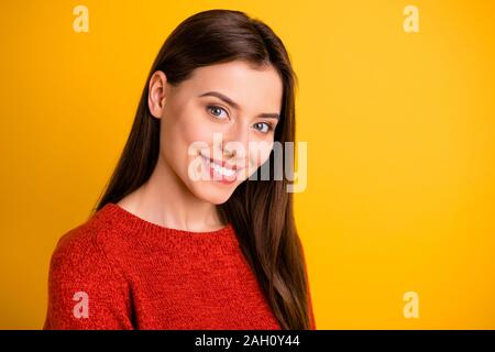 Foto von fröhlichen süß Schönes charmantes hübsches Mädchen lächelnd toothily Übertragung über gelb leuchtenden farben Hintergrund isoliert Stockfoto