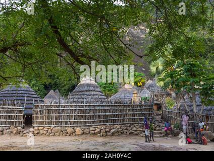 Lotuko Stamm Dorf mit reetgedeckten Häusern, Central Equatoria, Illeu, South Sudan Stockfoto