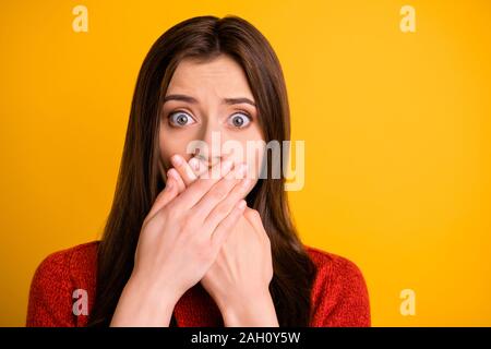 Nahaufnahme Foto ziemlich mädchenhaft kindisch weiblich Mädchen in sagte eingeschränkte Informationen unglaublich unerwartete mit Mund und Händen bedeckt Stockfoto