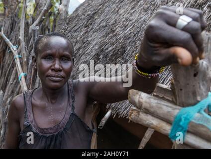 Frau vor einem lotuko Stamm Thatched House, Central Equatoria, Illeu, South Sudan Stockfoto