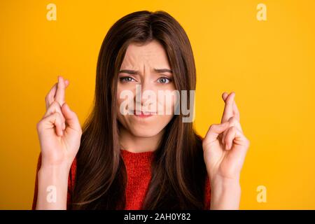 Nahaufnahme foto Niedlich süß nett verängstigten Mädchen mit den Fingern mit verängstigten Gesichtsausdruck über lebendige Farbe Hintergrund gekreuzt Stockfoto