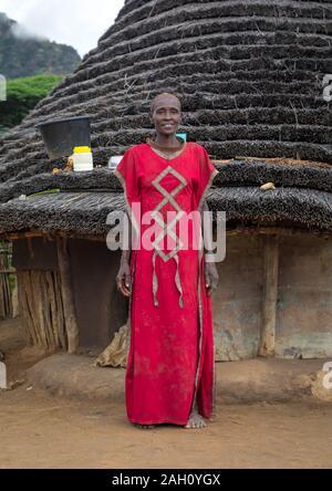 Larim Stamm Frau vor ihr traditionelles Haus, Boya Berge, Imatong, South Sudan Stockfoto