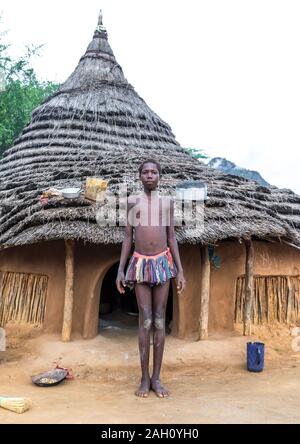 Larim Stamm junges Mädchen vor ihr traditionelles Haus, Boya Berge, Imatong, South Sudan Stockfoto