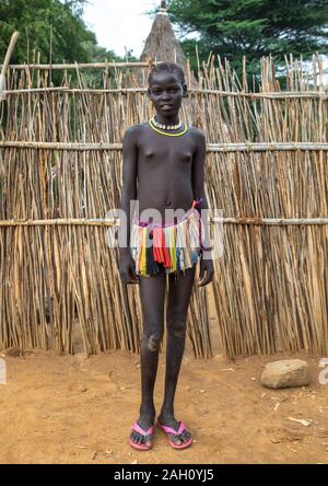 Larim Stamm junges Mädchen vor ihr traditionelles Haus, Boya Berge, Imatong, South Sudan Stockfoto