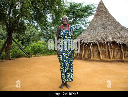 Lächelnd Larim Stamm Frau vor ihr traditionelles Haus, Boya Berge, Imatong, South Sudan Stockfoto