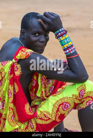 Larim Stamm Mann mit großen Perlen Armbänder, Boya Berge, Imatong, South Sudan Stockfoto