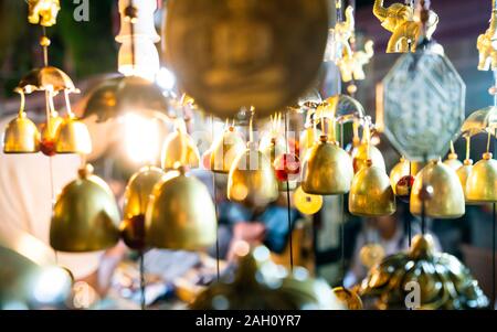 Dekorative Glocken durch einen Strömungsabriss am Samstag Nacht Basar hängen. Ein traditioneller Markt jede Woche in Chiang Mai, Nordthailand. Stockfoto