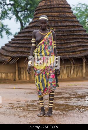 Porträt einer Larim Stamm Frau mit Rinde Armbänder als Zeichen der Trauer, Boya Berge, Imatong, South Sudan Stockfoto