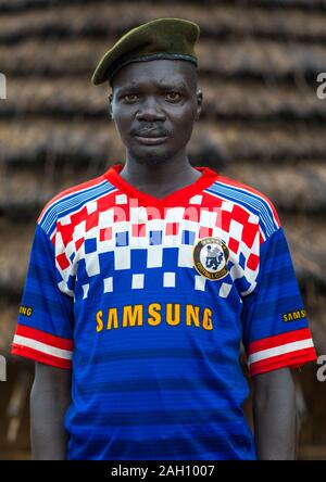 Porträt eines ehemaligen Soldaten aus Larim Stamm trägt eine Chelsea Football Shirt, Boya Berge, Imatong, South Sudan Stockfoto