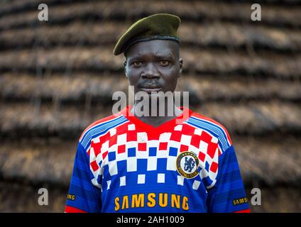 Porträt eines ehemaligen Soldaten aus Larim Stamm trägt eine Chelsea Football Shirt, Boya Berge, Imatong, South Sudan Stockfoto