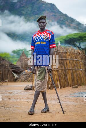 Porträt eines ehemaligen Soldaten aus Larim Stamm trägt eine Chelsea Football Shirt, Boya Berge, Imatong, South Sudan Stockfoto