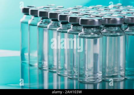 Glas medizinische Ampulle Durchstechflasche für die Injektion. Medizin ist Flüssigkeit Natriumchlorid mit wässriger Lösungen in der Ampulle. Close Up. Flaschen Ampulle multicolor. Stockfoto