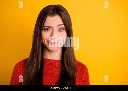 Nein, das ist nicht richtig. Nahaufnahme Foto von Ernst nachdenklich aufgeschlossen Mädchen denken, fühlen sich unsicher über die Arbeit mühe Frage tragen rote Outfit über isoliert Stockfoto