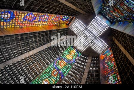 Die Kathedrale von Rio de Janeiro, Brasilien, mit ihrem brutalistischen Betonbau, der durch bunte Buntglasfenster verziert ist. Stockfoto