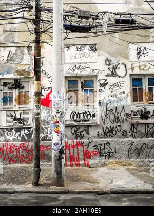 Städtische Textur und Hintergrund von Graffiti erstellt und zerrissen, unkenntlich gemacht Poster an den Wänden eines Rio de Janeiro Gebäude. Stockfoto