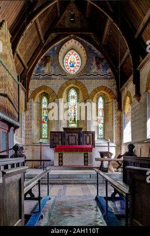 Innenraum der Kirche aller Heiligen, Holdenby, Northamptonshire, Großbritannien; im 19. Jahrhundert von George Gilbert Scott wiederhergestellt. Stockfoto