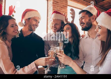 Nahaufnahme Foto neues Jahr winter Dezember Veranstaltung sechs Mitglieder unternehmen freundeskreis Damen er Kerle Weingläser goldenen Sekt trinken tragen Kleider Stockfoto