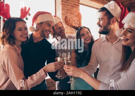 Nahaufnahme Foto erstaunt neues Jahr winter Dezember Veranstaltung sechs Mitglieder unternehmen freundeskreis Damen er Kerle Weingläser goldenen Wein trinken Kleider Shirts Stockfoto