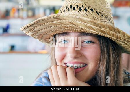 Vor - jugendlich Mädchen direkt in die Kamera lächeln und Ihre kieferorthopädische Klammern angezeigt. Stockfoto