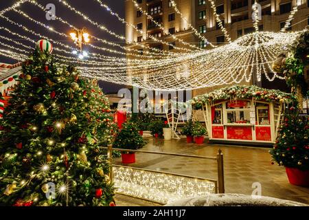 Weihnachtsmarkt am Manezhnaya Quadrat mit der Moskva Hotel auf dem Hintergrund, Moskau, Russland Stockfoto