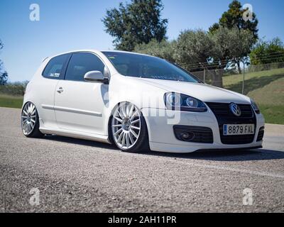 MONTMELO, SPANIEN - 29. SEPTEMBER 2019: Volkswagen Golf Mk5 (Golf V) 3-Türer Lowrider Stockfoto