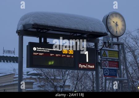 Bahnhof Vitebsky Bahnhof, Saint Petersburg, Russland - Januar 24, 2019: Leuchtende Anzeiger Plattform Nummer 1 mit den Zeitplan der Züge in Russisch und Stockfoto