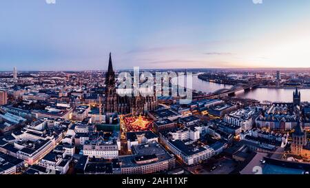 Weihnachtsmarkt vor dem Dom zu Köln, Deutschland Stockfoto