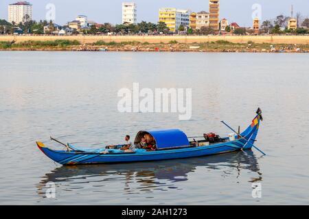 Ein traditionelles Fischerboot auf dem Mekong Fluss, Phnom Penh, Kambodscha. Stockfoto