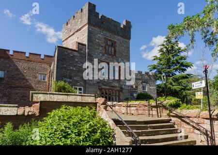Ruthin Castle Hotel und die Gärten im späten 13. Jahrhundert von Dafydd ap Gruffydd gebaut, der Bruder des Fürsten Llywelyn ap Gruffudd Stockfoto