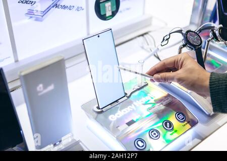 Türkei, Istanbul, 20. Dezember 2019: Verkauf der neuen modernen Samsung Galaxy 10 plus und andere Samsung Minianwendungen in der offiziellen Store. Stockfoto