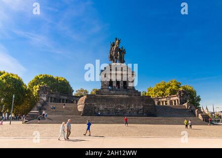 Herrliche Sicht auf das monumentale Reiterstandbild Wilhelm I. auf einem riesigen Sockel auf der 'Deutsches Eck' errichtet, eine landspitze in Koblenz, Deutschland. Es ist ein... Stockfoto