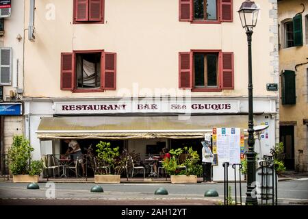 Leute sitzen auf der Terrasse vor der kleinen Bar im Süden Frankreichs Stockfoto