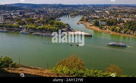 Schöne Panoramasicht Luftaufnahme der Landspitze 'Deutsches Eck' (Deutsches Eck) zwischen Rhein und Mosel Koblenz, mit der Seilbahn und Beifahrer... Stockfoto