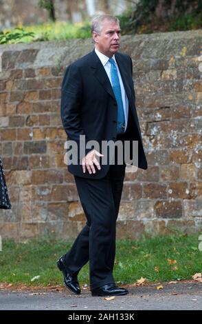 Prinz Andrew, Herzog von York mit der Herzogin von York, Princess Beatrice und Eugenie und der Premierminister David Cameron die Teilnahme an einer Trauerfeier in der St. Mary's Church, Adderbury für Christopher Schiefer Tory Partei Wahlkreis Vorsitzende. Schiefer starb an einem Herzinfarkt das Glastonbury Festival im Jahr 2011. Stockfoto