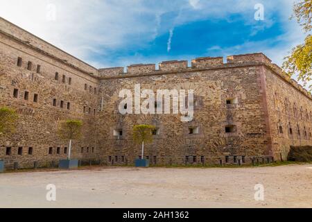 Beeindruckende Sicht auf die ravelin im Inneren der Festung Ehrenbreitstein in Koblenz, Deutschland an einem schönen sonnigen Tag mit einem blauen Himmel. Festung Ehrenbreitstein ist... Stockfoto