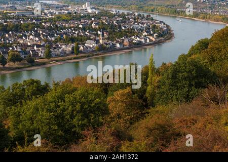 Schöner Blick auf den Rhein, die Stadt Koblenz am Flussufer und den bunten Bäumen entlang der Hügel aus der Holz- Anzeigen gesehen... Stockfoto