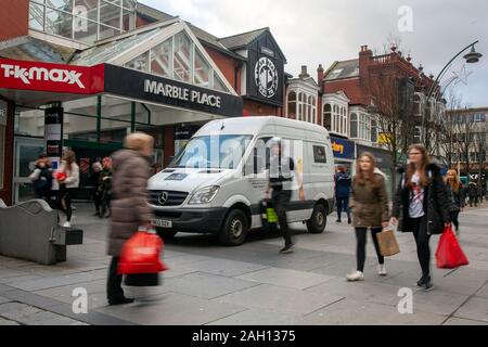 Loomis Van & Security Guard, delvery; Weihnachten in der Chapel Street, Southport, Großbritannien Stockfoto