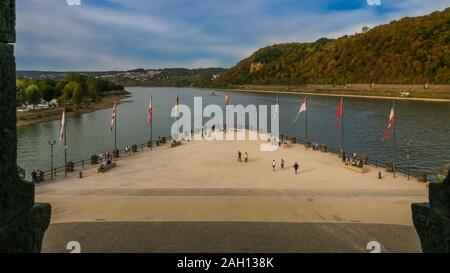 Panoramablick auf die landspitze "eutches Eck" in Koblenz, Deutschland gesehen vom Sockel der monumentale Reiterstandbild von William ich auf eine nette... Stockfoto