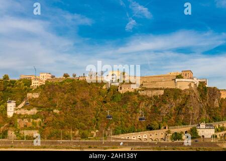 Schöne Sicht auf die Festung Ehrenbreitstein und die Seilbahn in Koblenz, Deutschland an einem schönen sonnigen Herbsttag mit blauen Himmel. Seit 2002 ist die Festung Ehrenbreitstein... Stockfoto