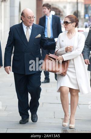 Ehemalige Polly Peck chief exec Asil Nadir und seine Frau Nur im Old Bailey in London, wo der Richter entschied, daß er Aufladungen des Betrugs konfrontiert. Stockfoto