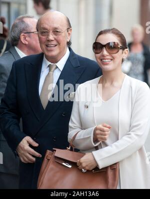 Ehemalige Polly Peck chief exec Asil Nadir und seine Frau Nur im Old Bailey in London, wo der Richter entschied, daß er Aufladungen des Betrugs konfrontiert. Stockfoto