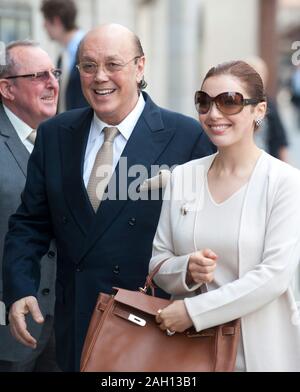 Ehemalige Polly Peck chief exec Asil Nadir und seine Frau Nur im Old Bailey in London, wo der Richter entschied, daß er Aufladungen des Betrugs konfrontiert. Stockfoto